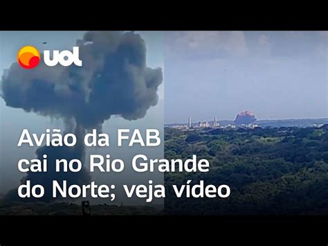 Vídeos mostram avião da FAB que pegou fogo e caiu no RN