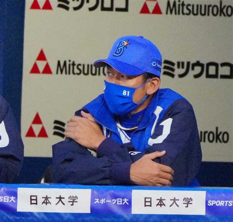 ＜d・ヤ＞ベンチから試合を見るdenaの三浦監督（撮影・島崎忠彦） ― スポニチ Sponichi Annex 野球