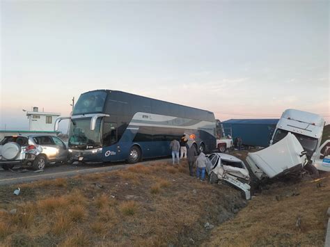 CHOQUE EN LIBRAMIENTO LERMA ZITÁCUARO DEJA DOS DECESOS Y 21 PERSONAS