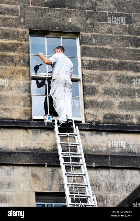 Pintar el marco de una ventana Fotografía de stock Alamy