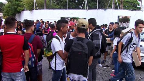 Vídeo Pais de alunos reclamam de falta de merenda em escola estadual