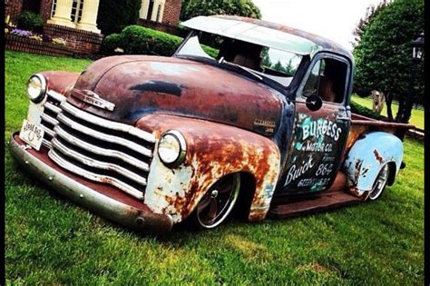 Beautiful color choice on this chevy | Classic chevy trucks, Classic ...