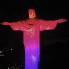 Cristo Redentor é iluminado em vermelho e azul pelo Dia Mundial do Rim