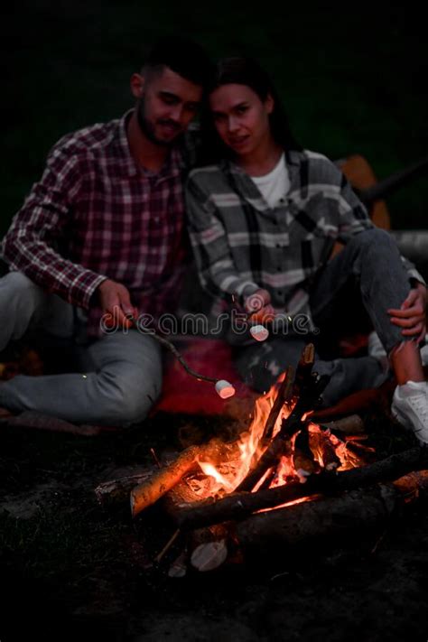 Pareja Feliz Asando Malvaviscos En Una Fogata En La Naturaleza Imagen