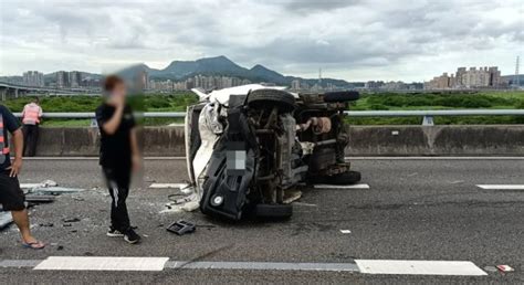 汐五高架3車連環撞車禍！小貨車追撞翻覆2人傷 國道回堵7公里 奧丁丁新聞 Owlnews