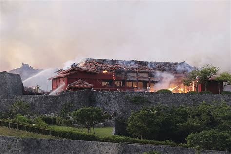 日本“国宝”冲绳首里城突发大火，正殿和南北殿全被烧毁界面新闻 · 影像