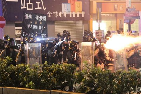 デモ隊に催涙弾を発射して強制排除に乗り出す警官隊＝：香港抗議デモ 写真特集：時事ドットコム