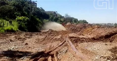 G1 Em Rua Tomada Por Terra De Obra Internauta Flagra água Jorrando Notícias Em Vc No G1 Tv