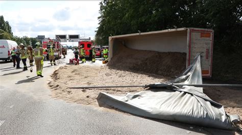 A Lastwagen Kippt Um Und Verliert Tonnenweise Sand