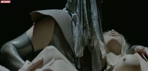 Naked Aaliyah Hadid In Verotika