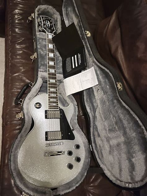 Gibson Les Paul Custom 2021 Silver Sparkle Reverb In 2022 Les Paul Custom Gibson Les Paul