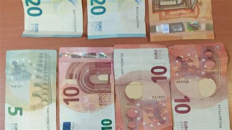 La Policía halla casi 500 000 euros en billetes pequeños en el doble