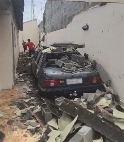 Temporal Arranca Port O E Telhado De Oficina Mec Nica No Interior De Sp