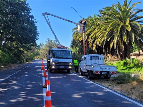 Municipio instala 12 nuevos postes para luminarias y fibra óptica en el