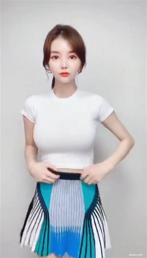 白色衣服美女性感小姐姐跳舞 ZZXXO