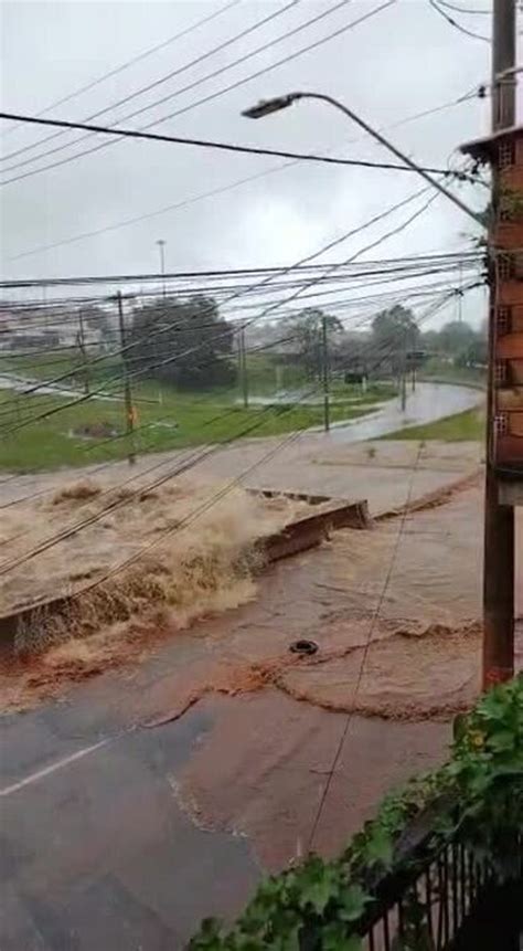 Córregos transbordam e Avenida Tereza Cristina e outras vias ficam