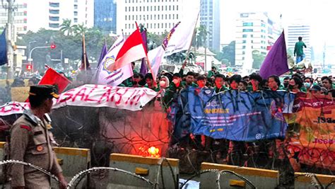 Hujan Tak Surutkan Semangat Aksi Demo Mahasiswa Di Patung Kuda Monas