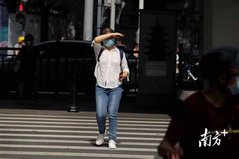 晾衣服啦！广州下了大半个月的雨终于停了符超军阳光小巷