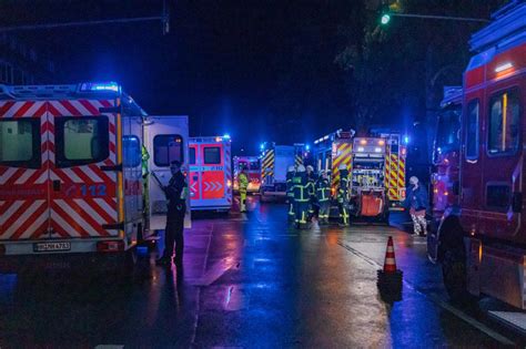 Feuerwehr Rettet Familie Aus Brennendem Haus In K Ln Holweide