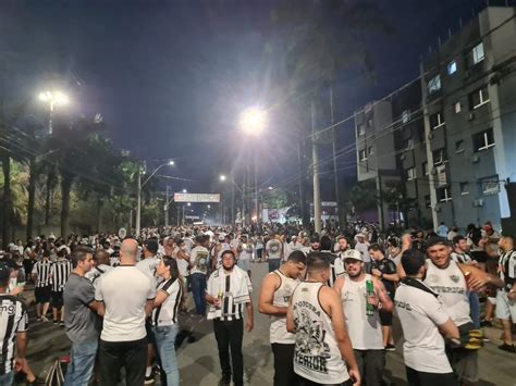 Sem M Scara E Aglomera O Torcedores Do Atl Tico Mg Chegam Para O