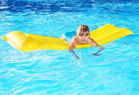 Niño Nadando En Colchón Inflable De La Playa — Foto De Stock