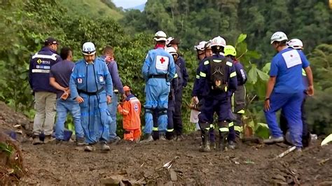 Colombie Les Secours Travaillent Avec Des Pelleteuses Sur Le Site D Un