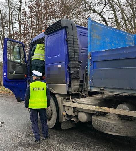 Policjanci Sprawdzaj Zachowania Kierowc W Ci Ar Wek Na A