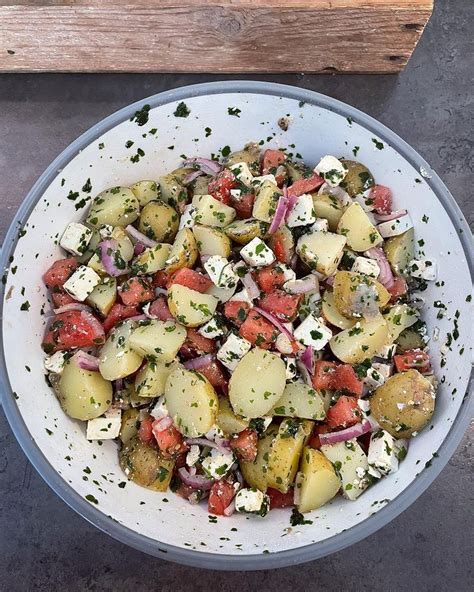 Potatissallad midsommar Färsk potatis rödlök fetaost vitost