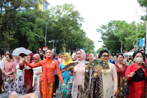 Perayaan Hari Batik Nasional 2022 Ibu Riana Sari Arinal Ikuti Parade