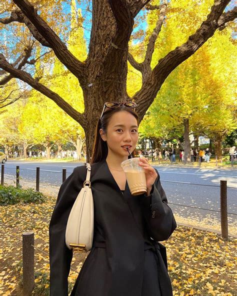 伊原葵さんのインスタグラム写真 伊原葵instagram「外苑黄色くなってた💛 仕事の合間にお散歩〜🚶‍♀️🍂 リアル今年1番もったお