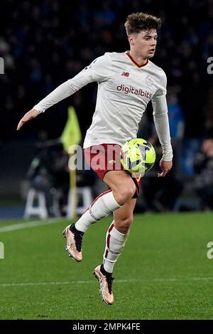 Nicola Zalewski De Roma En Acci N Durante El Partido De F Tbol De La