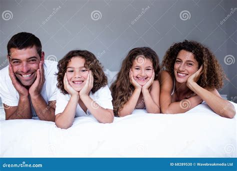 Retrato De La Familia Feliz Que Miente En Cama Foto De Archivo Imagen