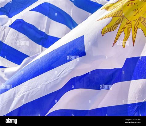 Banderas de uruguay ondeando fotografías e imágenes de alta resolución