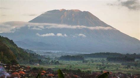 Diterjang Hujan Deras Dua Pendaki Dilaporkan Tersesat Di Gunung Agung