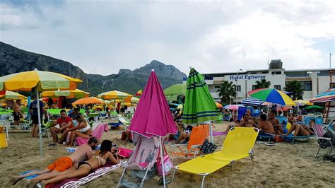 La Pioggia Non Ferma Turisti E Bagnanti Le Foto Della Spiaggia