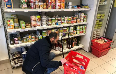 Précarité A l épicerie solidaire Cest comme au supermarché mais