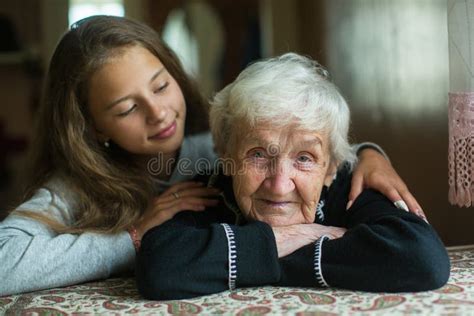 Une Vieille Grand Mère Avec Sa Petite Fille Amour Photo Stock Image