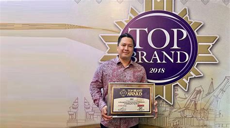 Pt Gajah Tunggal Tbk Menerima Top Brand Award 2018 Dari Majalah