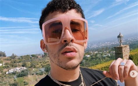 Bad Bunny Es Elegido Como Mejor Compositor Del Año Y Recibe Premio Música