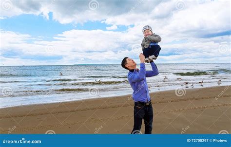 Papa Jouant Avec Son Fils Sur La Plage Image Stock Image Du été