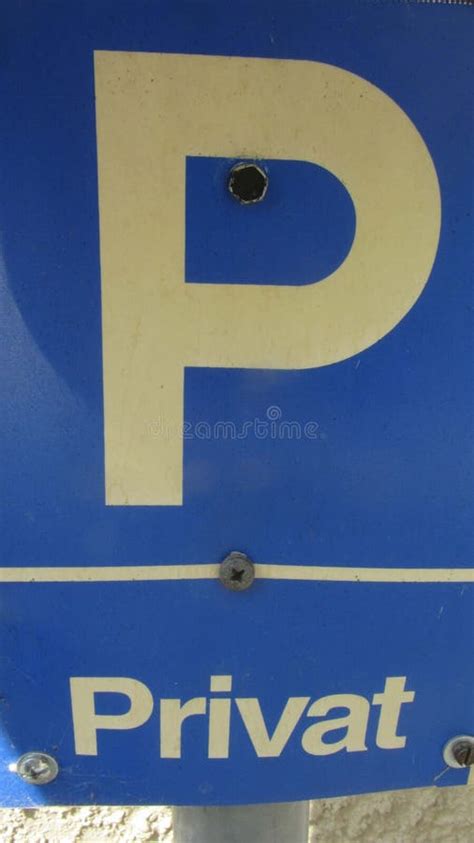 Signo De Estacionamiento Azul Con Letra P Blanca Imagen De Archivo