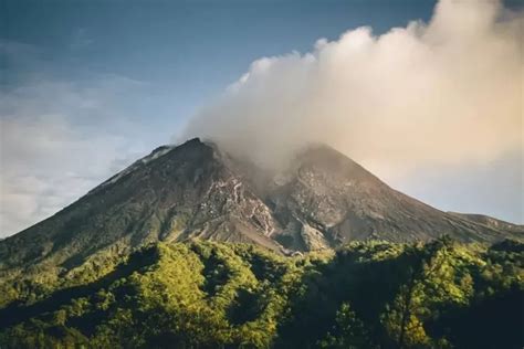 Gunung Merapi Muntahkan Awan Panas Guguran Sejauh 1800 Meter Kabar Fajar