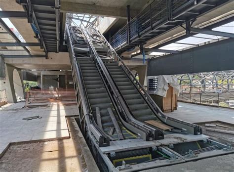 Novas escadas rolantes são instaladas em estações do monotrilho da