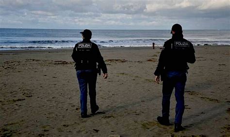 Litoranea Ostia Torvaianica Trovato Un Cadavere Sulla Spiaggia Di