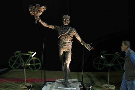 Mondiali La Statua Di Bartali Al Mandela Forum La Repubblica