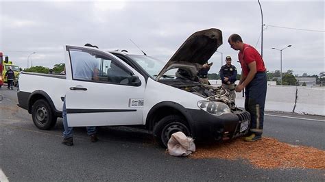 Motorista Perde O Controle Da Dire O E Bate Carro Contra Mureta De