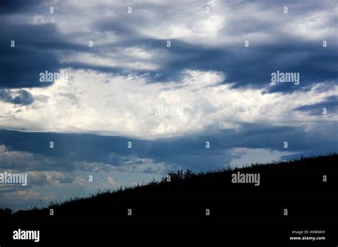 Dunkle Bedrohliche Wolke Stockfotos Und Bilder Kaufen Alamy