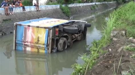 Diduga Sopir Ngantuk Truk Muatan Saus Terguling Ke Sungai Jombang