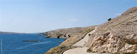 Croazia Una Strada Tortuosa Verso La Spiaggia Sull Isola Di Pago La