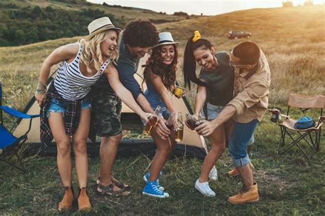 Felizes Jovens Amigos Desfrutam De Um Dia Ensolarado Na Montanha Eles